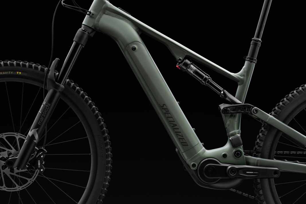 The entry-level model features suspension elements from Marzocchi.