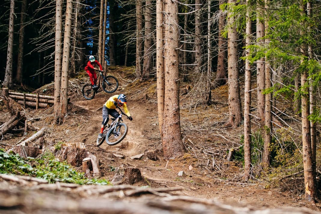 Angemessenes Testterrain: Wir haben die drei Test-Bikes über die EWS-Rennstrecke Tutti-Frutti in Canazei gescheucht.
