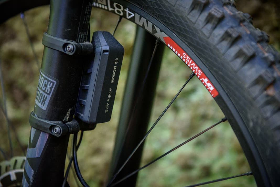 The control system is the heart of the ABS. This is where the electronics are located. When the ABS intervenes, a minimal amount of oil is fed from the brake line into a separate reservoir. The brake pressure is reduced and the front wheel grips again.