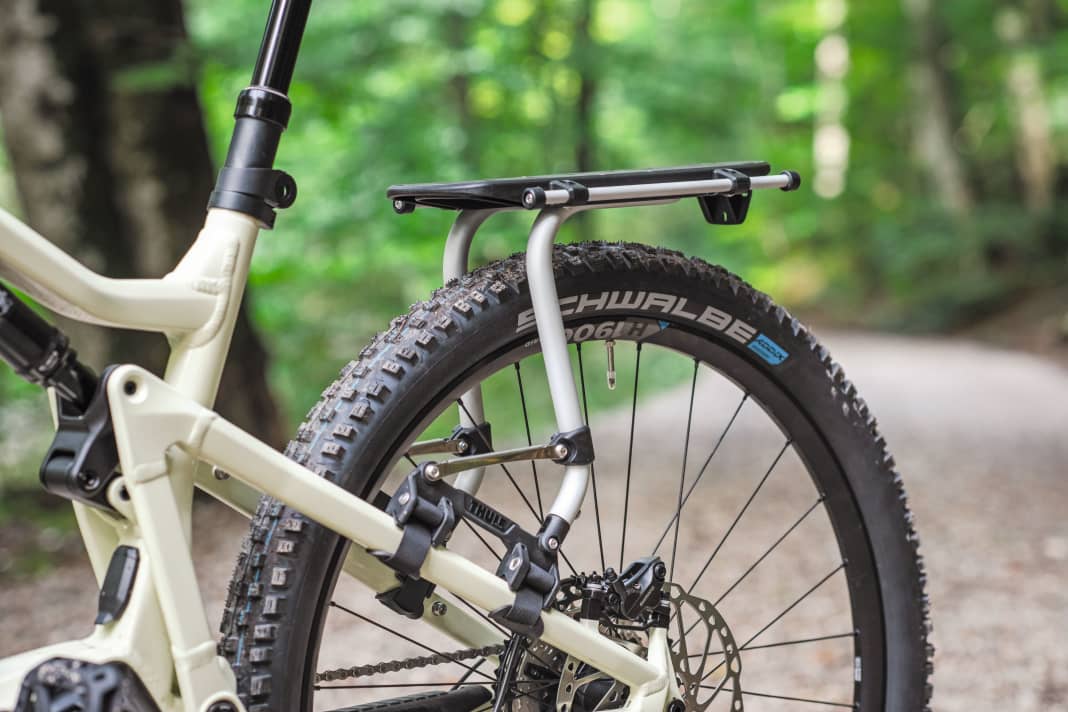 Der Tour Rack von Thule ist noch der stabilste unter den fully-tauglichen Nachrüst-Gepäckträgern. Gegen das Modell am SUV hat er aber das Nachsehen.