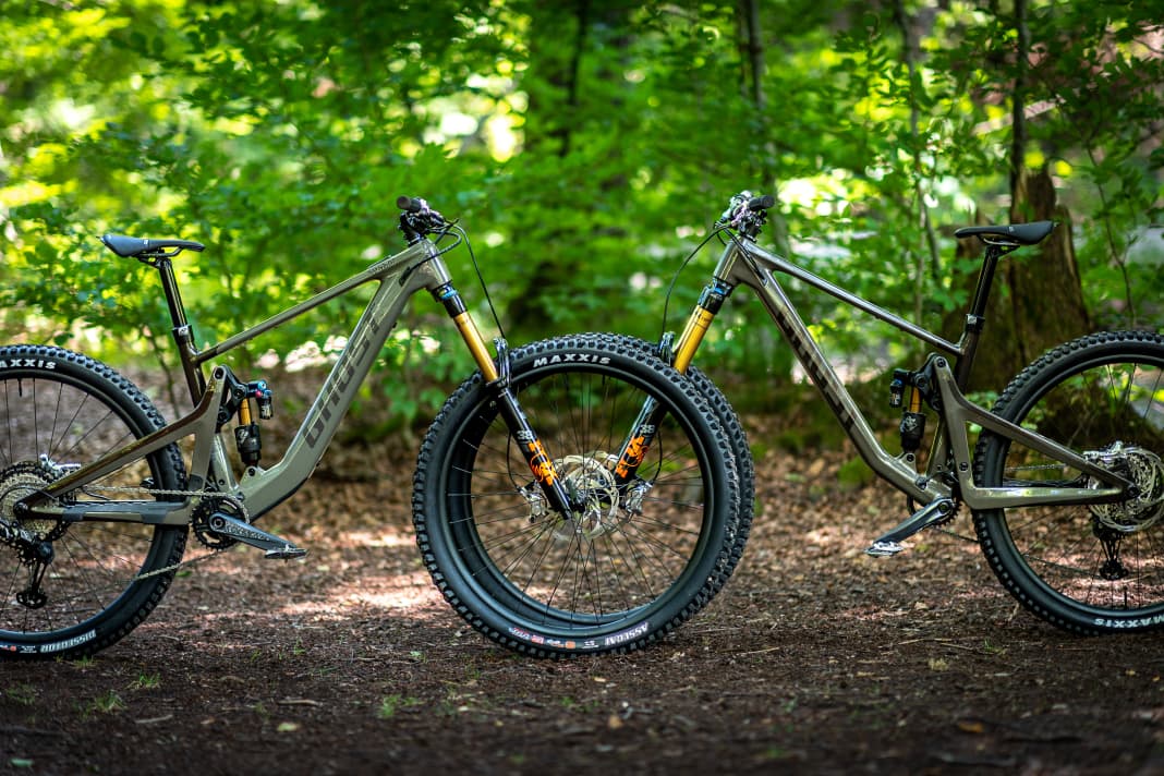 Whether it's the Path Riot with motor (left) or the Riot CF without motor (right): Full Party stands for trail performance without compromise.