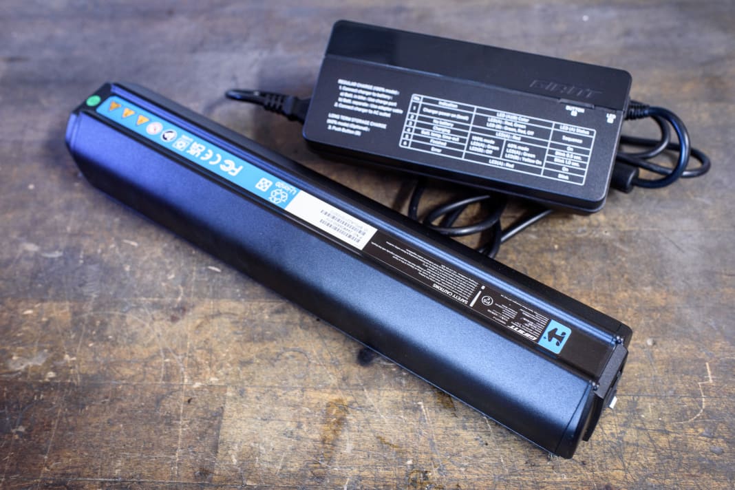 Der neue Energy Pak Smart 800 mit dem dazugehörigen Ladegerät.