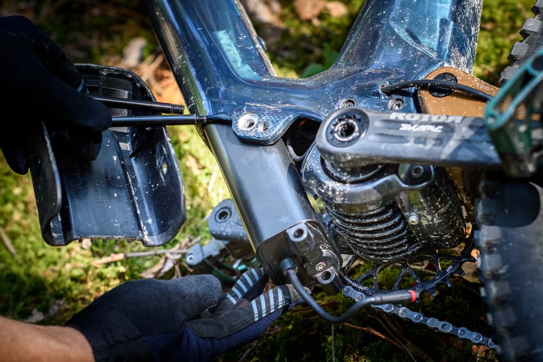 Two bolts and a cover must be removed, then the battery can be pulled downwards out of the down tube.