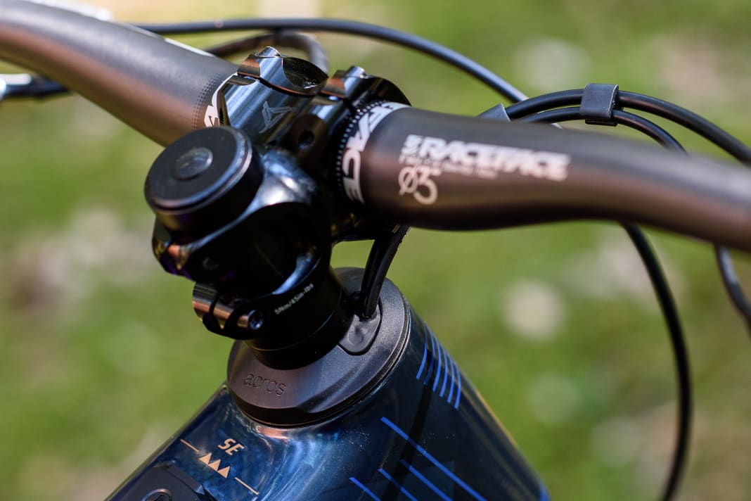 The cables run through the Acros headset into the frame. Good: The inlets are sealed.
