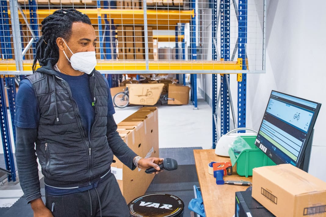 Im ersten Schritt packen Mitarbeiter die gebrauchten Bikes aus, kontrollieren, ob Akku und Schlüssel zur Rahmennummer passen und waschen das Rad gründlich. Auch schwer erreichbare Stellen werden aufwändig von Hand gesäubert.