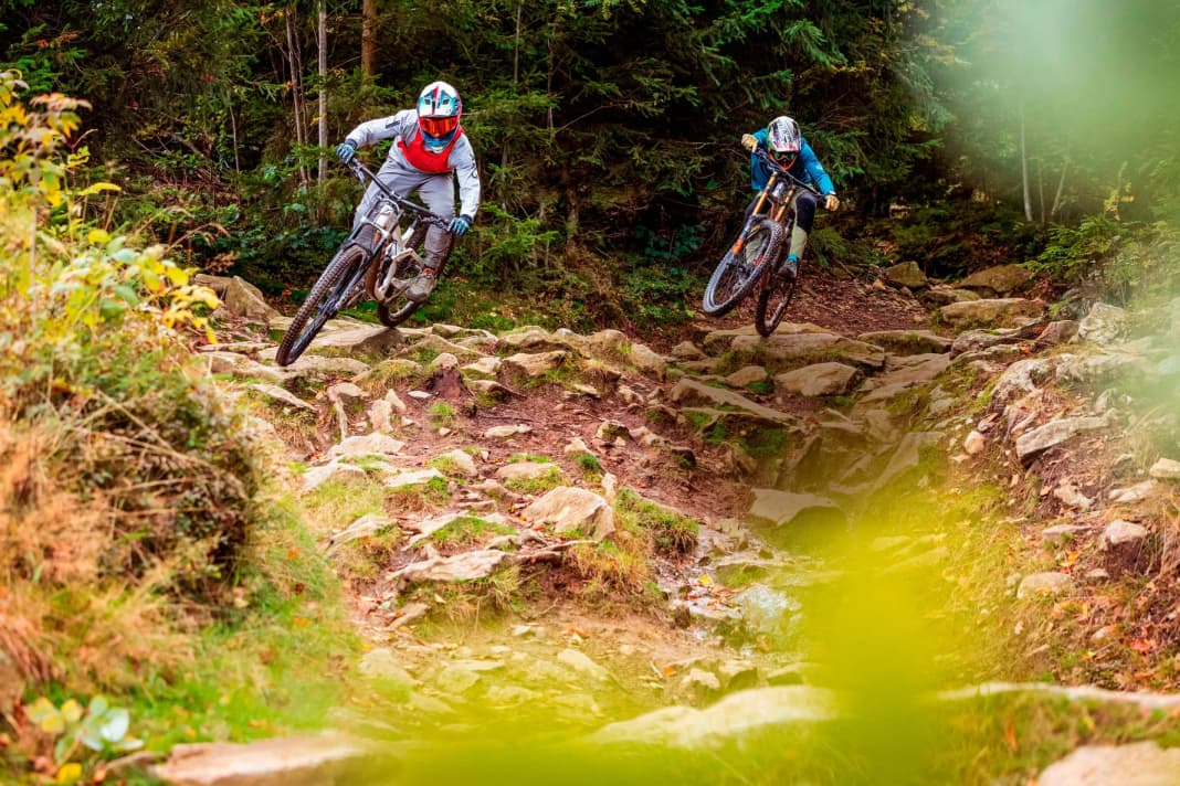 Steinfelder, Felsstufen, Schläge von allen Seiten und das mit Vollgas – mit den Big Bikes fühlen wir uns am wohlsten – sie geben Motocross-Feeling.