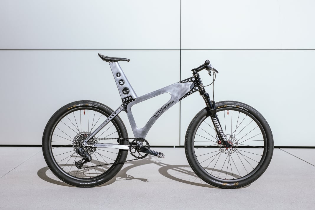 A bike as if from another universe: the aluminium plates are wafer-thin and at the same time extremely stable. Because they cannot be welded, they are riveted.