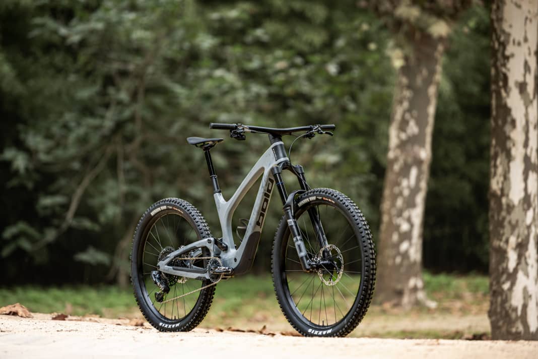 The Ultimate model of the Bold Unplugged for € 10,999 comes with an Öhlins RXF38 M2 fork and SRAM AXS X01 drivetrain.