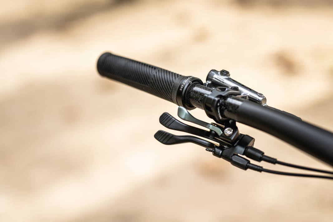 The levers on the handlebars control the seatpost and the shock. | Photo Andreas Vigl