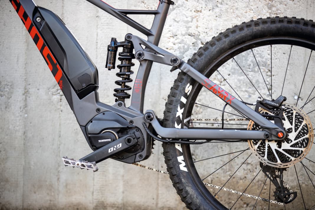 Many bike companies had been eagerly waiting for the world's largest manufacturer to enter the e-MTB motor market. In 2016, the time had come: Shimano presented its first pure e-MTB motor, the E8000.