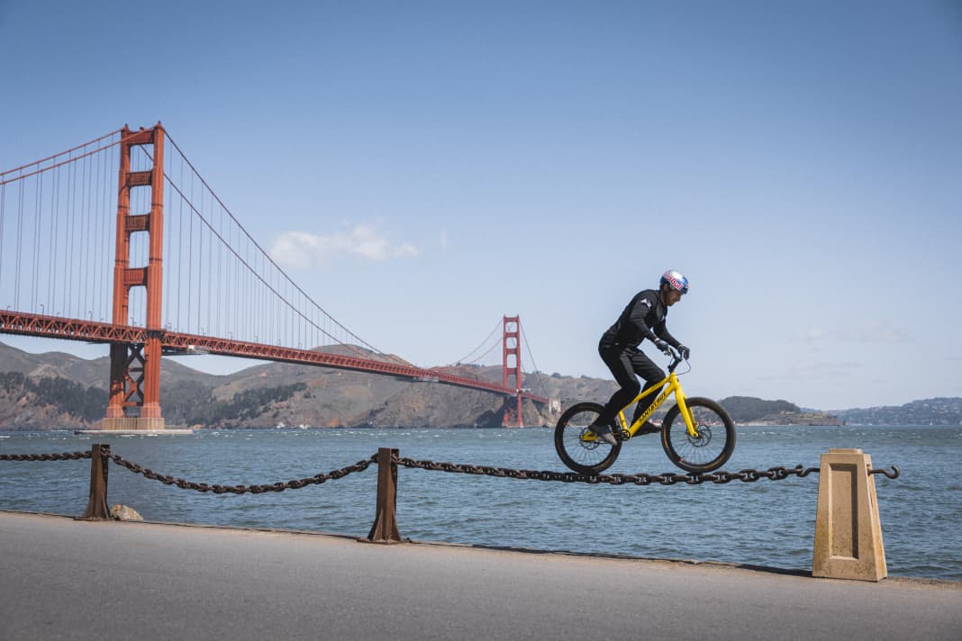 Danny MacAskill's new YouTube video "Postcard from San Francisco" takes us to the city's landmarks that we know from countless films. 