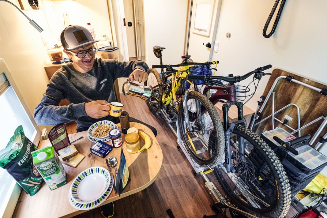 It was too damp and cold to have breakfast outside. So it was in the new ROC camper from Seico, which was customised according to readers' wishes.