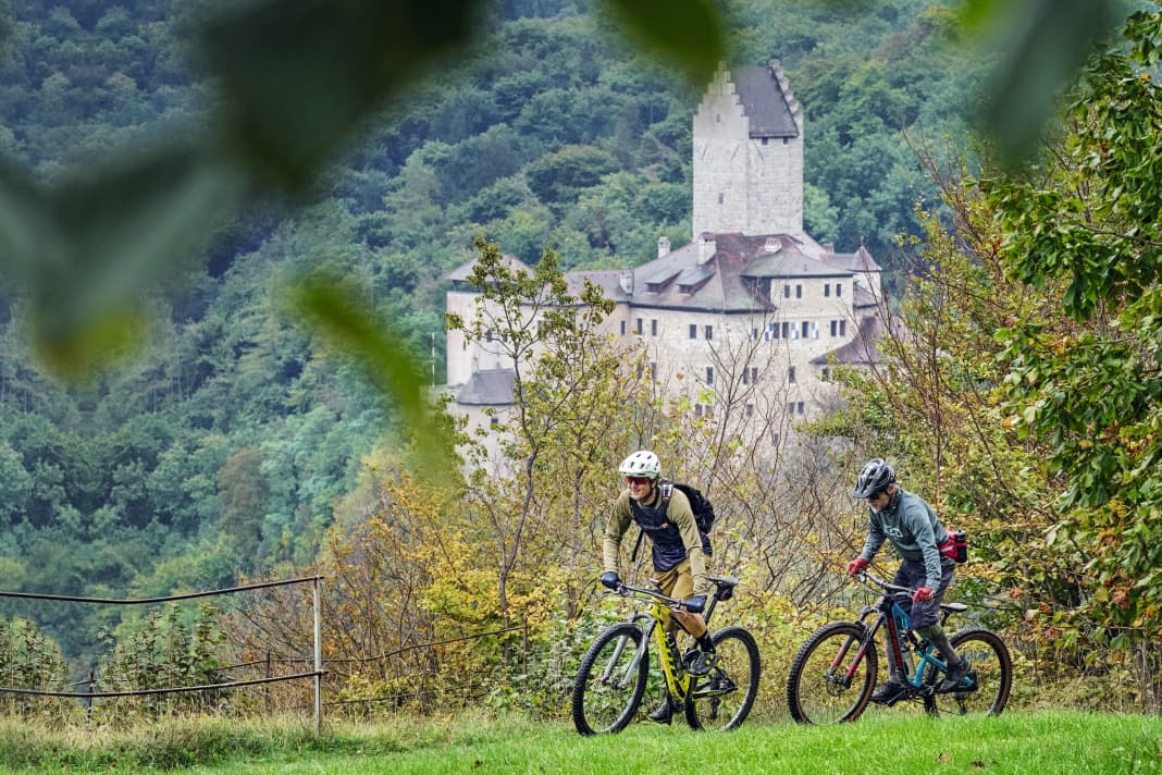 Die Anstiege im Altmühltal sind nicht lang, aber oft mal knackig und nötig, wenn man in den Genuss der besten Trails kommen will. Hier der Anstieg an der Burg Kipfenberg.