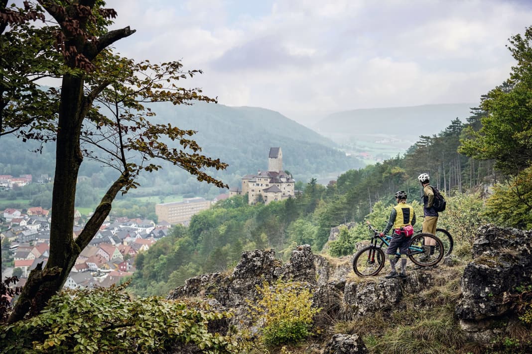 Vom Schloss Arnsberg hinüber zum Michelsberg, der einen Überblick über die weitere Trail-Runde ermöglicht.
