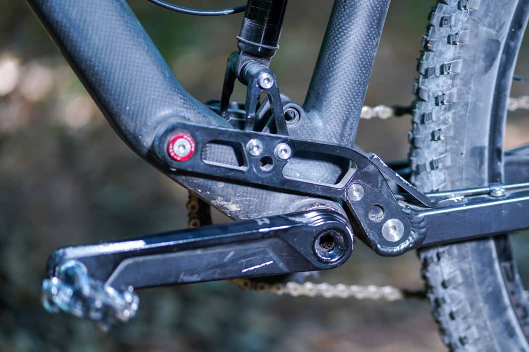 Unusual, but effective: The pivot point of the swingarm is located far forward, which ensures sensitive response behaviour.