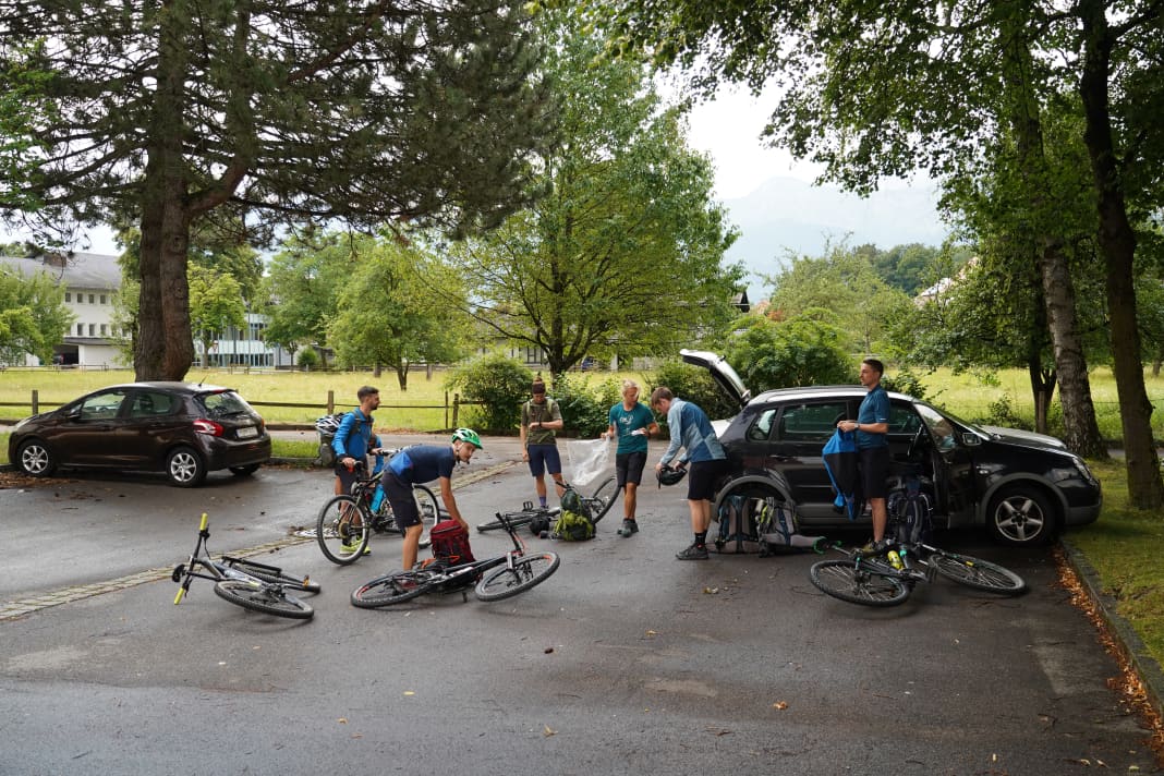 9 Freunde, die Peter aus Schul- und Studiumszeiten kennt. Sprich: Manche Teilnehmer lernen sich am Start-Parkplatz am Chiemsee erst kennen.