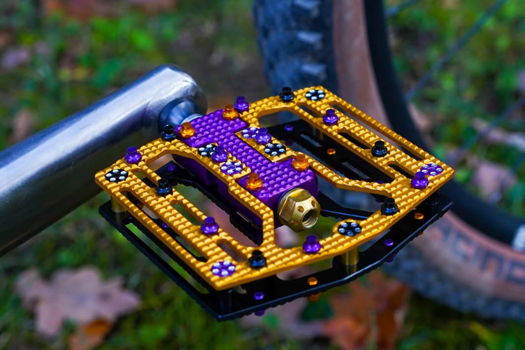 Der neue Prototyp treibt das optische Potential dank der Segment-Bauweise auf die Spitze. In unserem Test zeigte sich diese Version hier aber als zu wenig robust für harte MTB-Einsätze. Hubert Ruff ist bereits dran, die Schwachstellen auszumerzen.