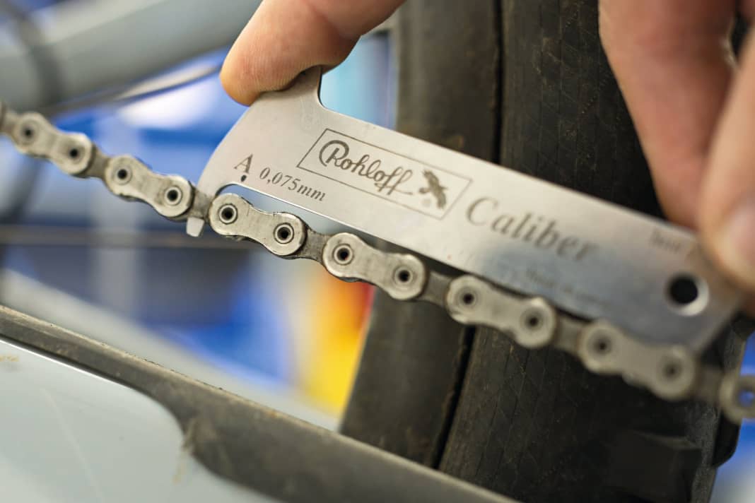Kettenlängung messen: Rechtzeitiger Kettentausch verhindert nicht nur einen Kettenriss, es schont auch die teuren Zahnräder. Zum Messen dient eine Lehre. Die abgebildete Kette hat die Verschleißgrenze von 0,075 mm pro Gelenk fast erreicht.