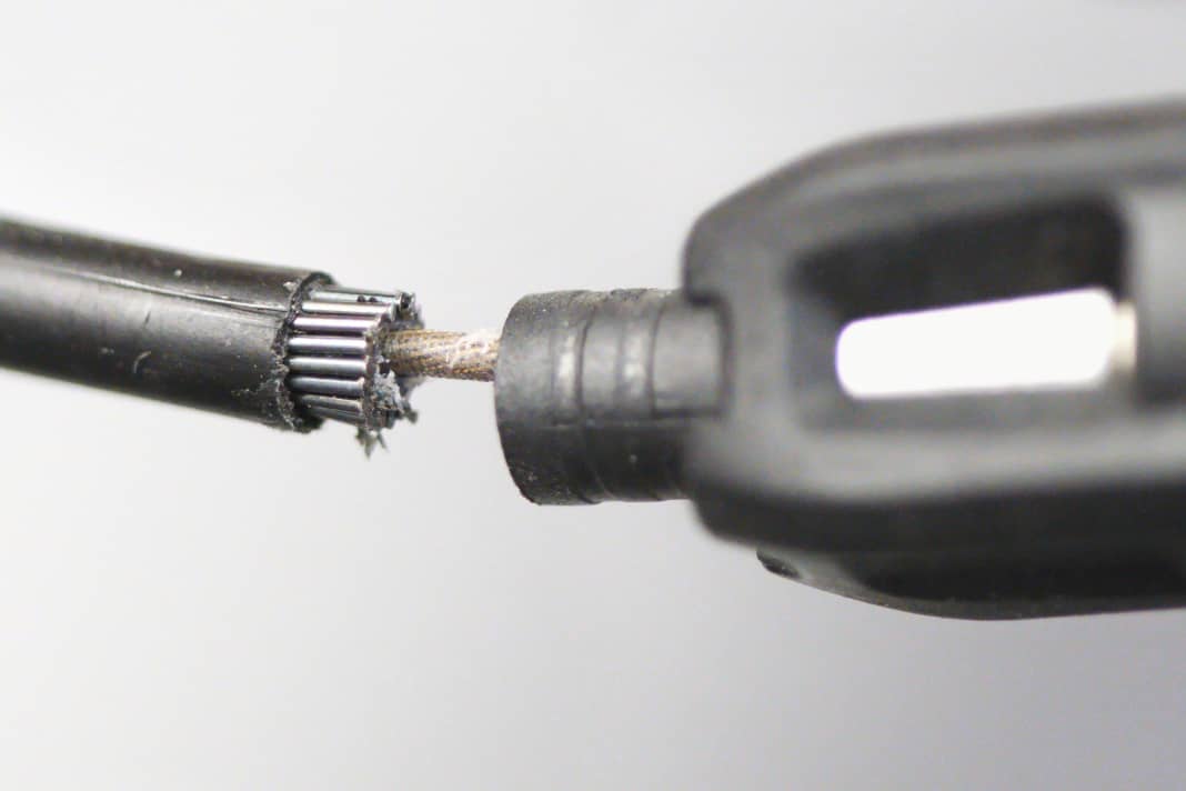 Check the cover: Is the outer casing intact at the ends? Pull off the end caps and inspect whether the wires of the outer sheath are straight. If they are spliced, the circuit is starting to spin and the outer sheath must be replaced.