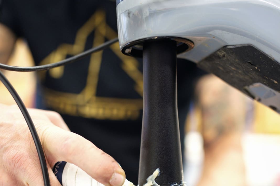 Lubricate the steering head bearing: Undo the stem cover screw and the stem screws, pull the fork out a little. The lower steering bearing is under constant water spray from the front wheel. The deep groove ball bearings have fixed seals. However, an additional grease pack helps to keep water out. If the bearing locks (resistance), it must be replaced.