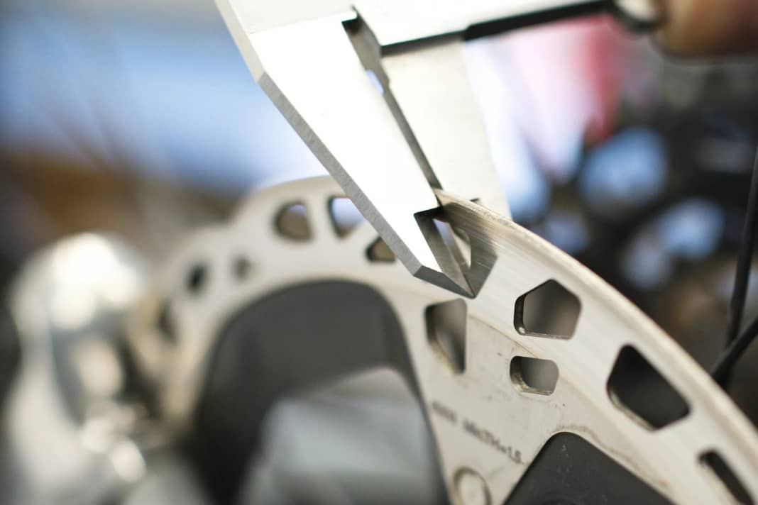 Measure the disc thickness: The manufacturers define minimum thicknesses for the brake discs (usually noted on the disc). On the Ice-Tech disc in the picture, the limit is 1.5 millimetres. Use a caliper gauge to check whether the disc needs to be replaced. The disc should also be replaced if it has deep grooves.