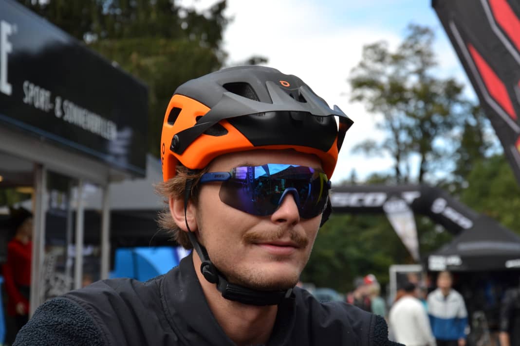 Erst 2023 im Handel und Lucas zeigt ihn uns auf dem BIKE Festival: Den Briko Gibeon MTB-Helm mit der Starlight Sonnenbrille.