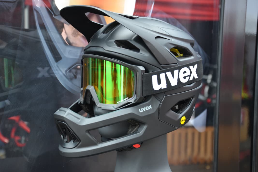 Perfekt bei Sonne und Regen: Der neue Uvex Revolt Fullface-Helm.