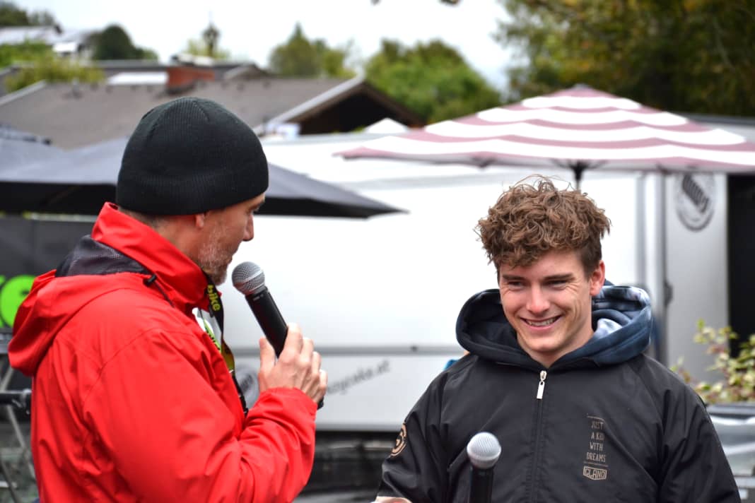 Elias Schwärzler gibt vor seinem Rookie Bike Ride auf dem BIKE Festival noch schnell ein Interview am BIKE Stand..