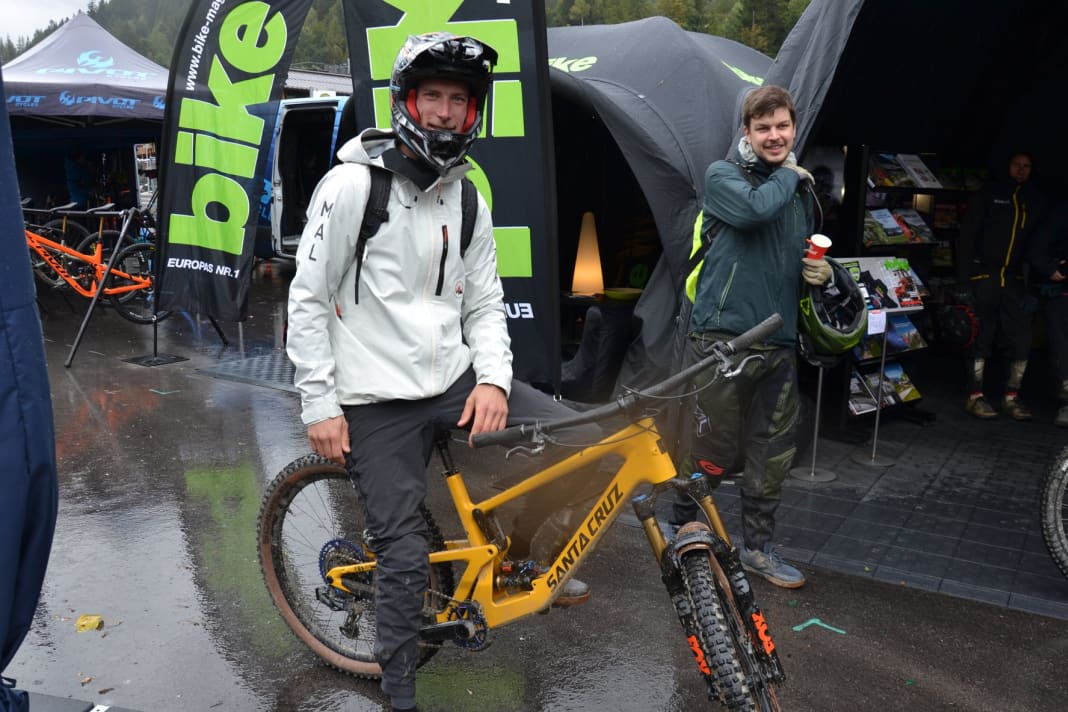Echte Profis kennen kein schlechtes Wetter... Jasper geht mit den Bikerinnen und Biker auf die "Techy Trails".