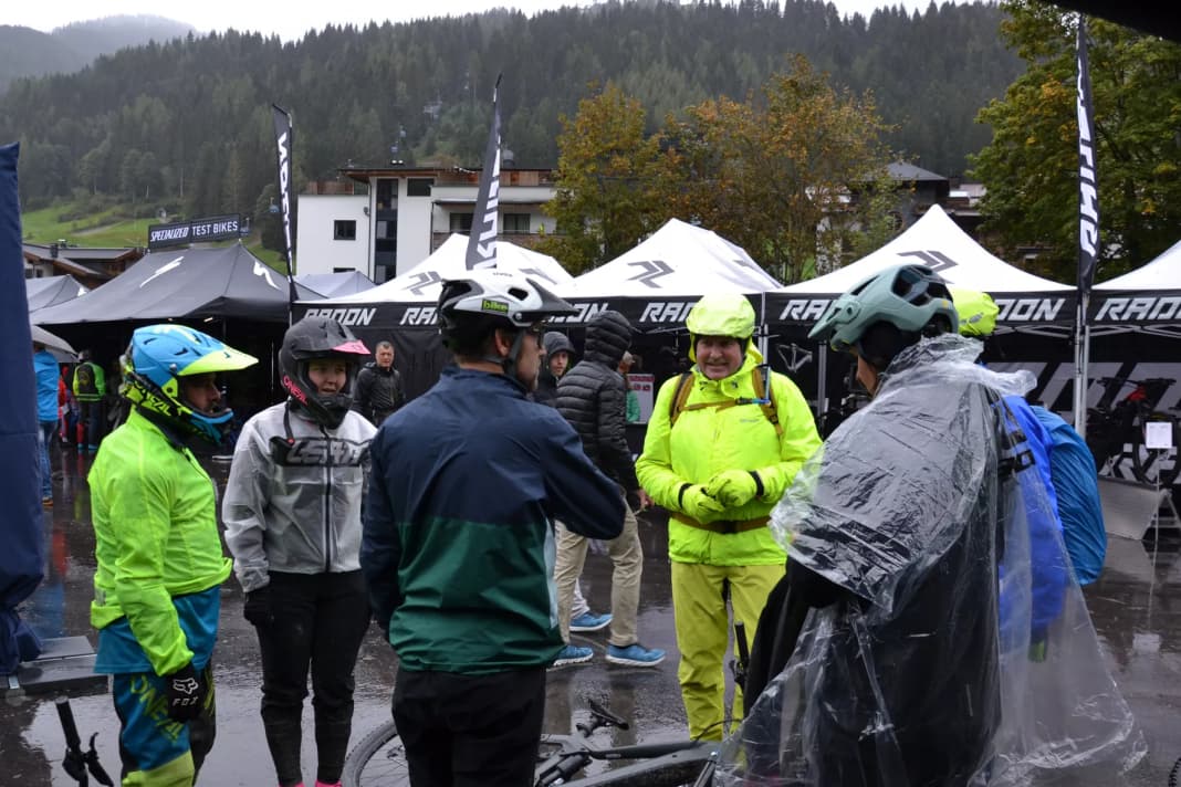 Pünktlich um 15 Uhr ging's mit vier Teilnehmern, Tourguide Sabine und EMTB Digitalchef Stefan ab auf den Berg.