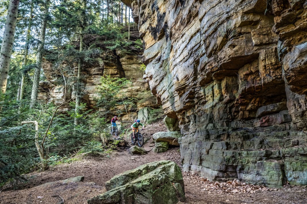On the single trail in the Mullerthal. A narrow rocky path leads along the steep slope of the Sûre Valley towards Berdorf. The trail is easy to ride for good bikers, but borderline difficult for beginners as it is narrow, exposed in places and littered with stones and boulders.