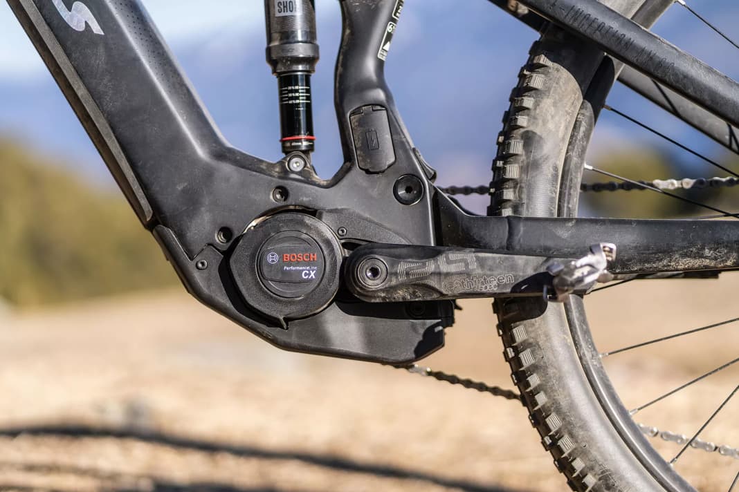 Boschs Performance CX4 (85 Nm) steckt in Cube und Stevens und liefert bei hoher Eigenleistung die Spitzenleistung im Testfeld. Außerdem lässt sich die Kraft im E-MTB-Modus gut dosieren. Auf die  aktuelle Spitzen­technik des Smart-Systems und das Feintuning der Unterstützungsstufen muss man aber verzichten.