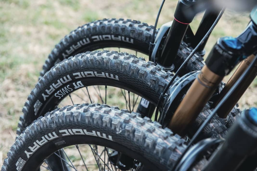 Einheitsgummi: Alle sechs Test-Bikes haben wir mit der identischen Reifen-Kombi von Schwalbe ausgestattet und gleichmäßig mit 1,8 Bar Luft befüllt. Das setzt den Faktor Rollwiderstand gleich.