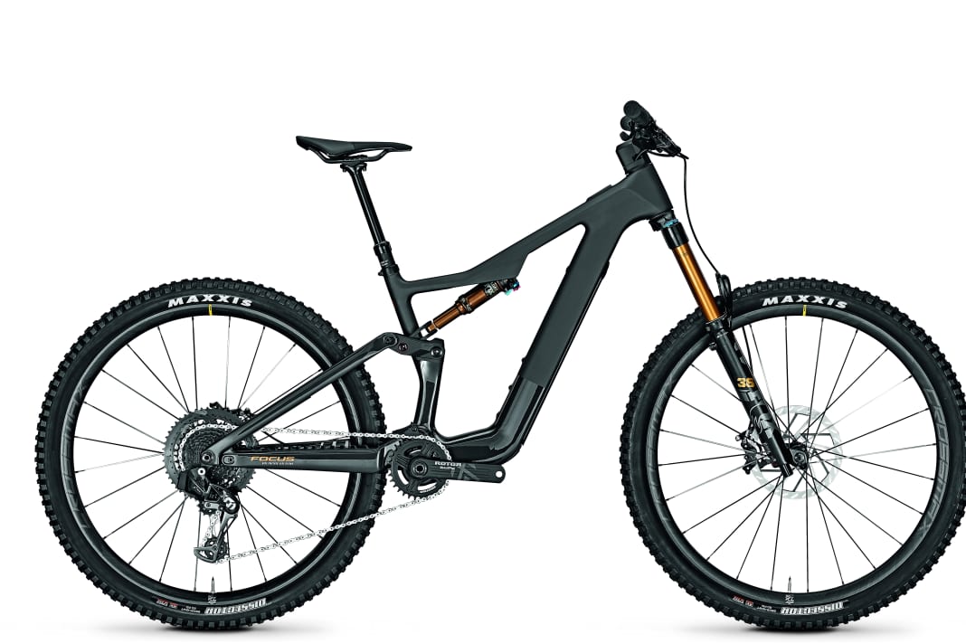 Das Topmodell Jam² SL 9.0 ist voll auf geringes Gewicht ausgelegt und mit edlen Carbon-Parts bestückt. Gewicht laut Hersteller: 17,9 Kilo. Preis: 11499 Euro. Dafür gibt es ein Fox-Factory-Fahrwerk, kabellose Sram Eagle AXS-Schaltung und Mavic-Crossmax-Laufräder mit Carbonfelgen.