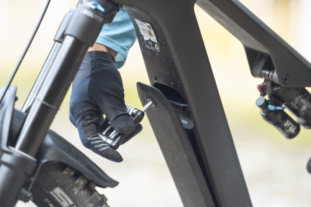 The battery is classically integrated into the down tube. An Allen key is sufficient to remove the cover.