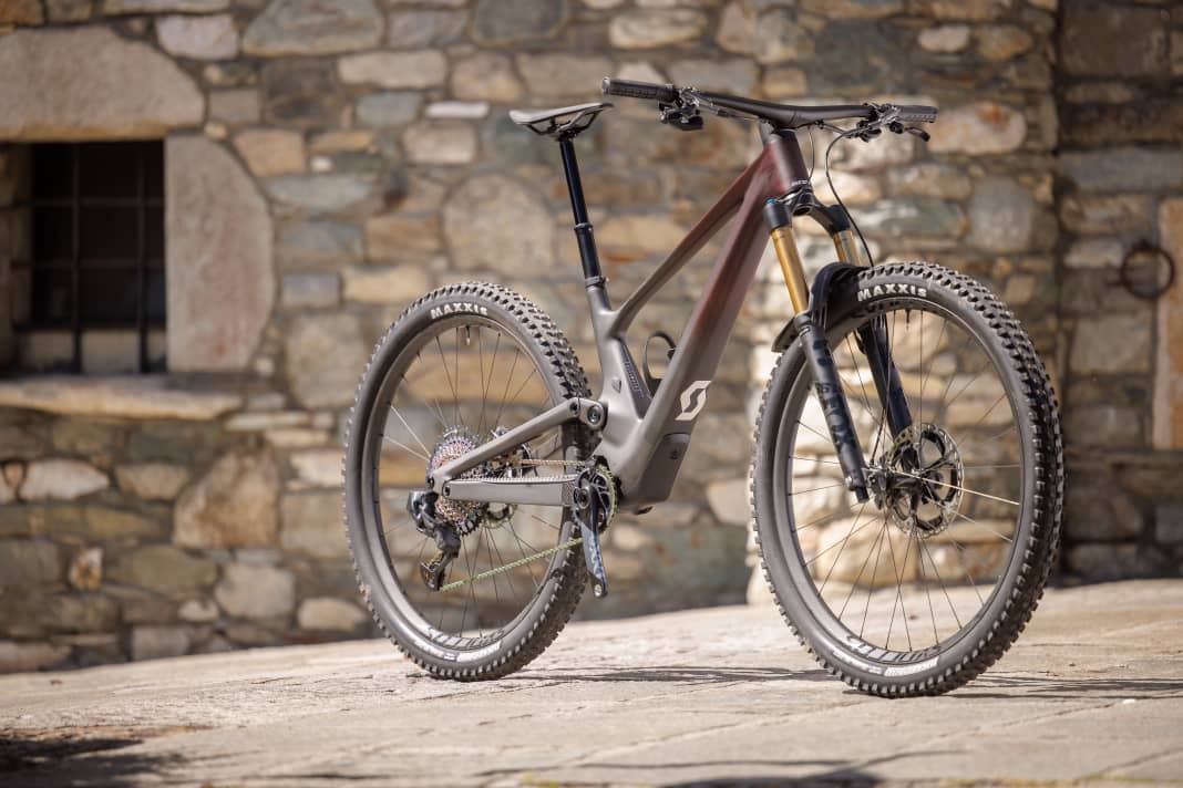 The Scott Genius Ultimate still has a very light frame - and also looks smart thanks to the shock integration.