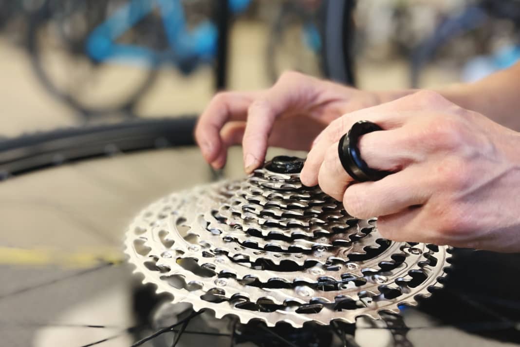 Wearing parts, such as sprockets, can quickly turn a second-hand bargain into a cost trap. The refurbished concept eliminates such risks.