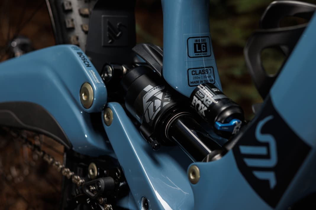 The shock sits low in the bike. A small mudguard protects it from mud.