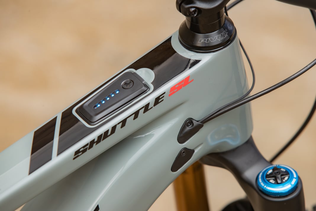 The minimalist display on the top tube provides information about the battery status and U-level. 