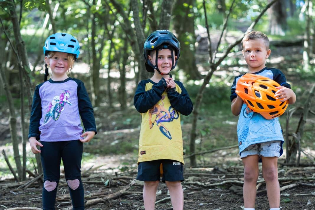 In den Größen 2,4 und 6 Jahre erhältlich sind die neuen technischen Trikots von Kids Ride Shotgun.
