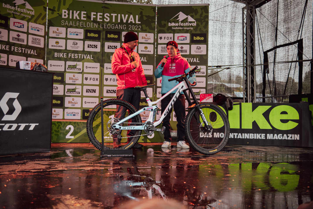 300 km/h auf einem Mountainbike! Elias Schwärzler erzählt live auf der Bühne von seinem Weltrekordversuch.