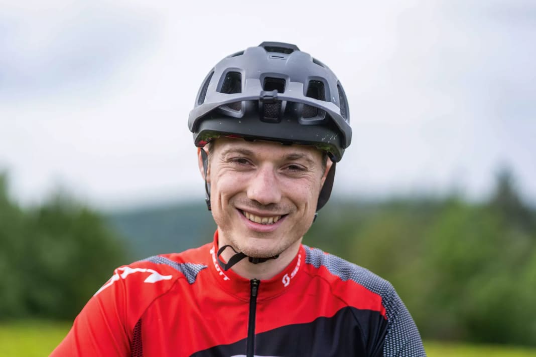Anton Guthardt, 25: Egal, ob Bikepark-Einsätze oder technische Trail-Touren – der Wirtschaftspsychologe aus Nordhessen liebt anspruchsvolles Gelände. Für seinen Aktionsradius von 30 bis 50 Kilometern nutzt er bislang ein All Mountain Bike. Ob er auch mit weniger Federweg zurechtkommt?