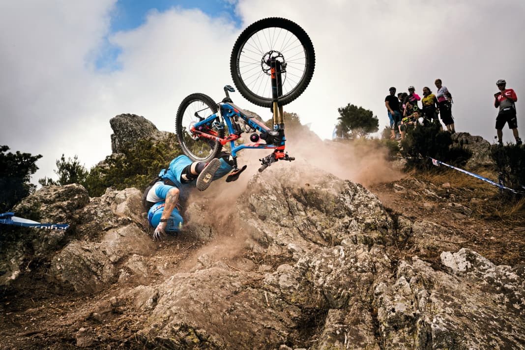 Blaue Flecken und aufgeschürfte Haut gehören zum Mountainbiken dazu. Doch es kann auch schnell gefährlich werden. Gerade, wer allein unterwegs ist, kann im Wald nicht immer auf Hilfe hoffen.  Diese cleveren Gadgets fordern Hilfe an, wenn man es selbst nicht kann.