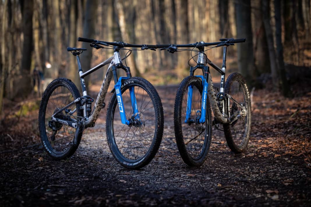 With the new SID, Rockshox is taking a two-pronged approach. On the right is the Race fork with 100 millimetres of travel and a normal 32 millimetre chassis, on the left is the 120 mm version with a stiff 35 mm chassis. The Race fork weighs 1326 grams, while the Trail version is still very light at 1537 grams. The Ultimate models cost a relatively fair 979 euros. You can find all the information here
.