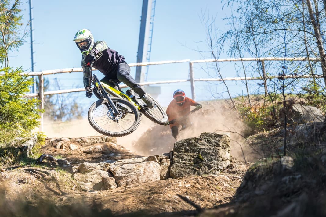 Propain Rage AL: Fischi bringt das Propain auf Reisegeschwindigkeit. „Bei Highspeed kriegt man die Endprogression des Dämpfers zu spüren!“, sagt Fischbach. Bei Vollgas verteilt das Propain Tritte.