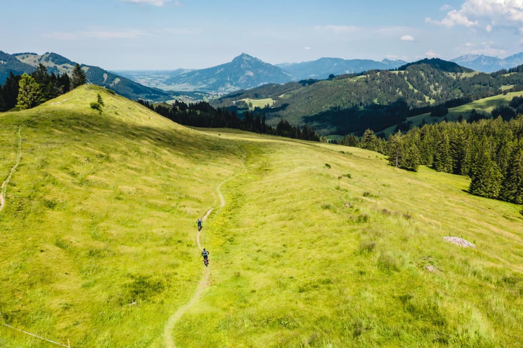 The Oberallgäu doesn't make it easy. An exuberant Ah is guaranteed to be followed by a disillusioned Oh. Because the trails are sometimes flowy, sometimes nasty, the climbs sometimes moderate, then steep again. In principle, this is dream terrain for e-mountain bikers, provided you know where to go.