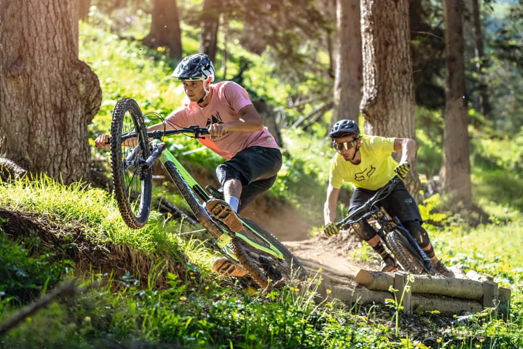 Schnell in Kurven schießen, noch schneller wieder raus – das sollen Trailbikes können. Wie hier auf dem Natur-Trail Supernatural in Serfaus-Fiss-Ladis.