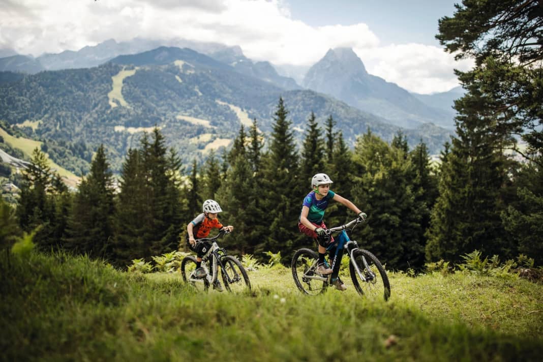 Mit sportlichen Modellen wollen Woom und Ben-E-Bike den Nachwuchs aufs E-MTB locken. Das Versprechen: viel Fahrspaß und neue Perspektiven für Familien. Kompromisse muss man trotzdem eingehen.