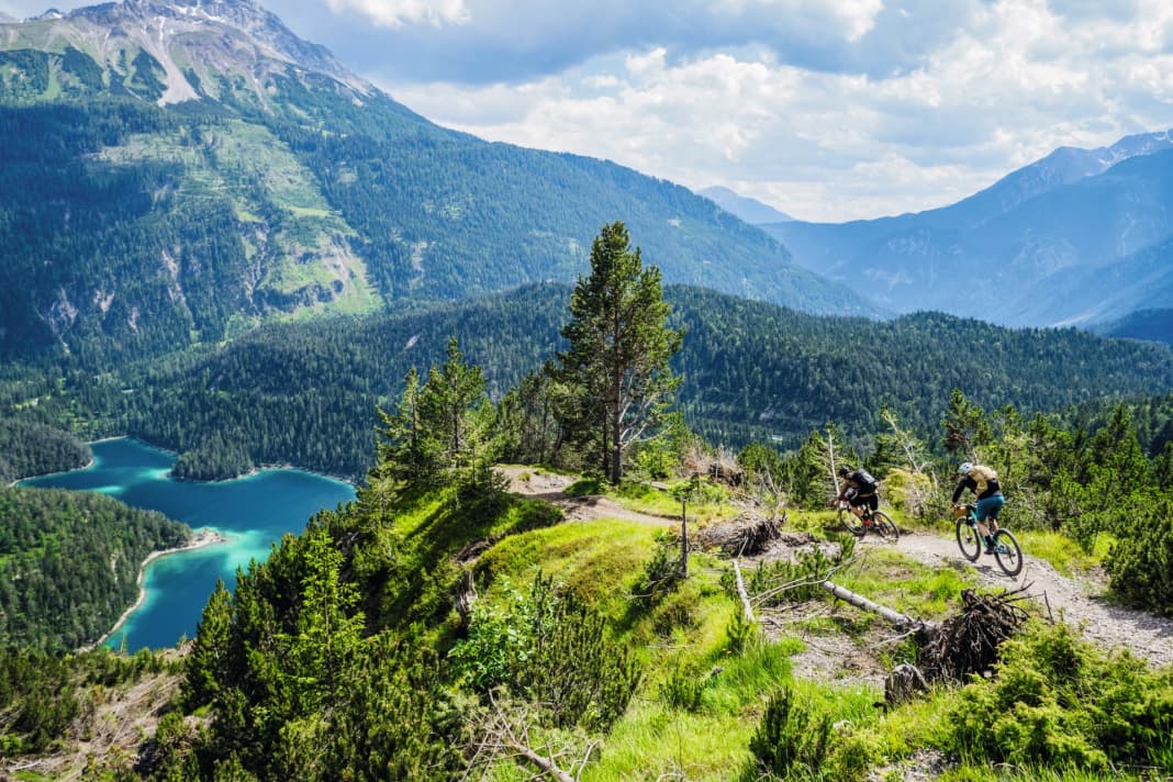 A trail straight out of a Canadian bike picture book: the Blindsee Trail on the Grubigstein in Lermoos.