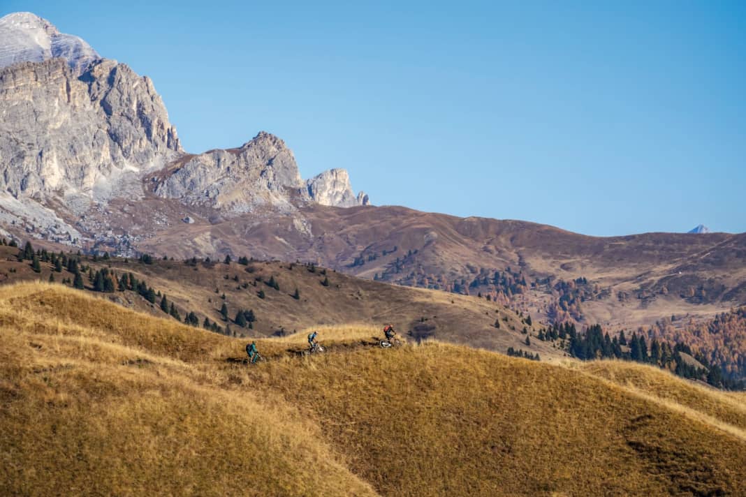 Eintauchen in die Welt der Dolomiten: Die Sella Ronda gehört zu den schönsten Bike Runden der Welt. Wir haben sie in der Nebensaison an einem Tag gemacht, ohne Lifte und mit viel Flow.